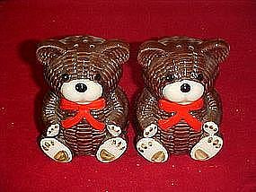 Wicker look ceramic teddy bears, salt and pepper set