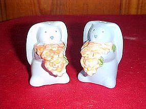 Blue bunny  salt and pepper shakers, hangs on