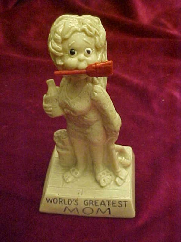Berries &quot;Worlds Greatest Mom&quot; sillisculpt figurine