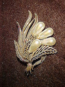 Large gold tone pin with pearl accents, Bottacelli