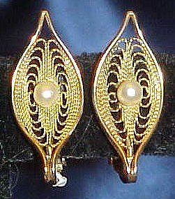 Sarah Coventry  gold tone pearl earrings, clip backs