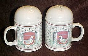 Large range shakers with goose and calico pattern