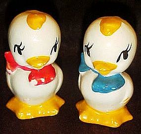 Universal pottery  little chick salt and pepper