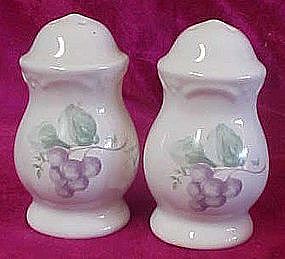 Pfaltzgraff grapevine salt and pepper shaker set