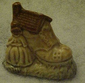 Wade Whimsies, nursery Rhyme, Old woman lived in a shoe