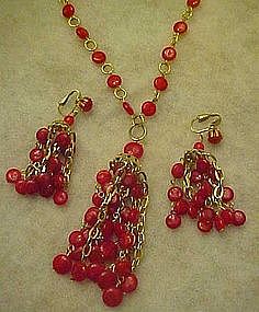 Retro red plastic chandelier beaded necklace