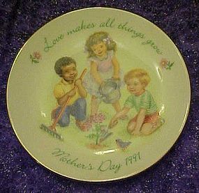 Avon 1991 Mothers day plate, Love makes all things grow