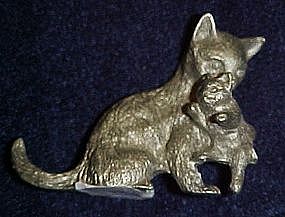 Spoontiques pewter Mamma cat carrying kitten figurine