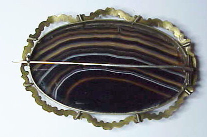Victorian Scottish  banded agate &quot;pebble&quot;  brooch (9K)