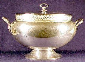 Meriden oval 'Muzzle' silver plate soup tureen