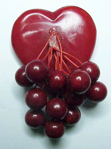 Bakelite heart with berries (red)