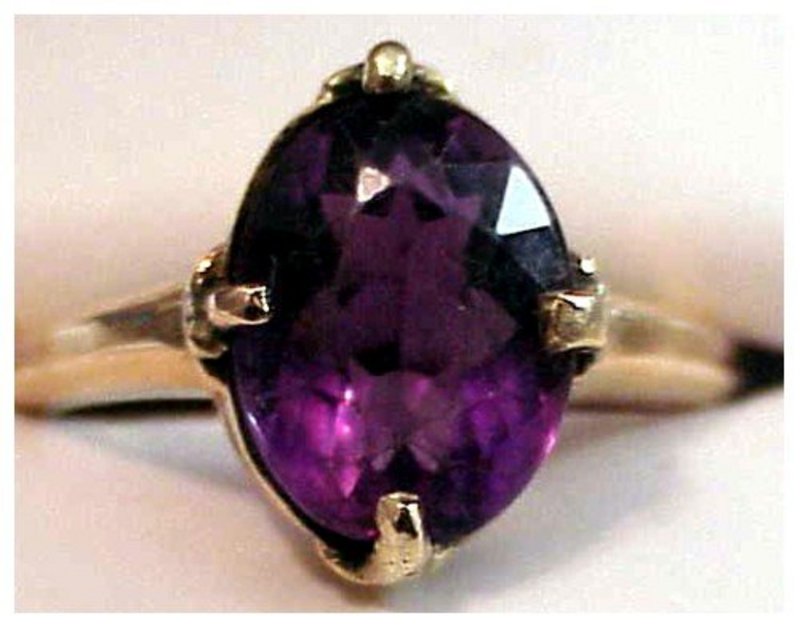 14K 5 cts (approx) oval amethyst ring (Size 6 1/2)