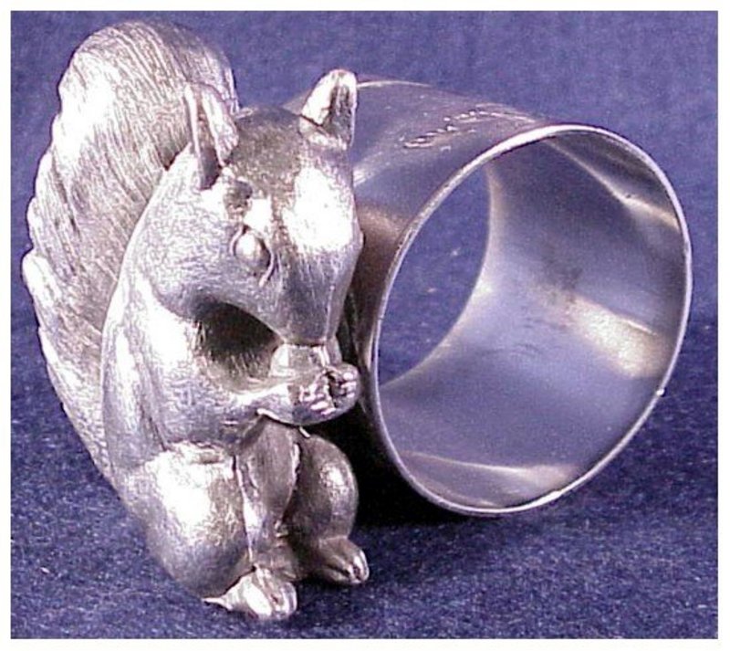Barbour large squirrel eats a nut seated napkin holder