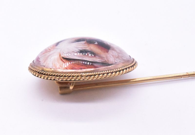 Stickpin with an Essex crystal dog in 18K gold frame