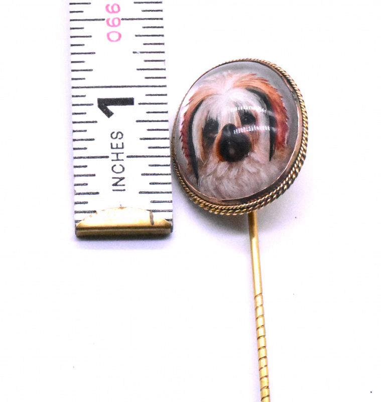 Stickpin with an Essex crystal dog in 18K gold frame
