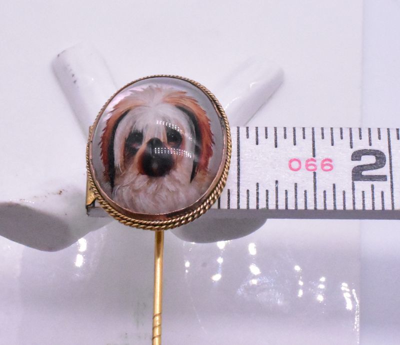 Stickpin with an Essex crystal dog in 18K gold frame