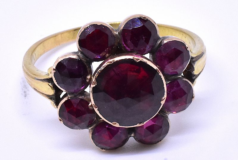 C1800 18K GARNET CLUSTER RING