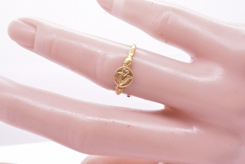 C1570 Renaissance 22 ct Posey REBUS Ring with Heart Pictogram