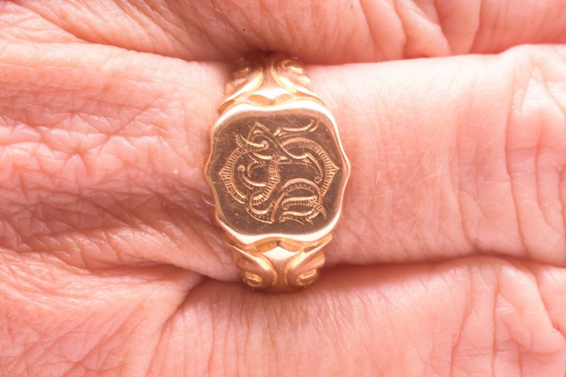 Antique Hallmarked 190918K Signet Ring with Monogram SSR or SRS