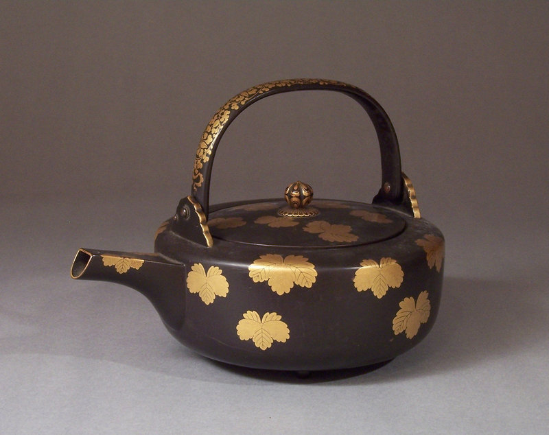 Edo lacquer sake pot, ivy mon, karakusa, chrysanthemum