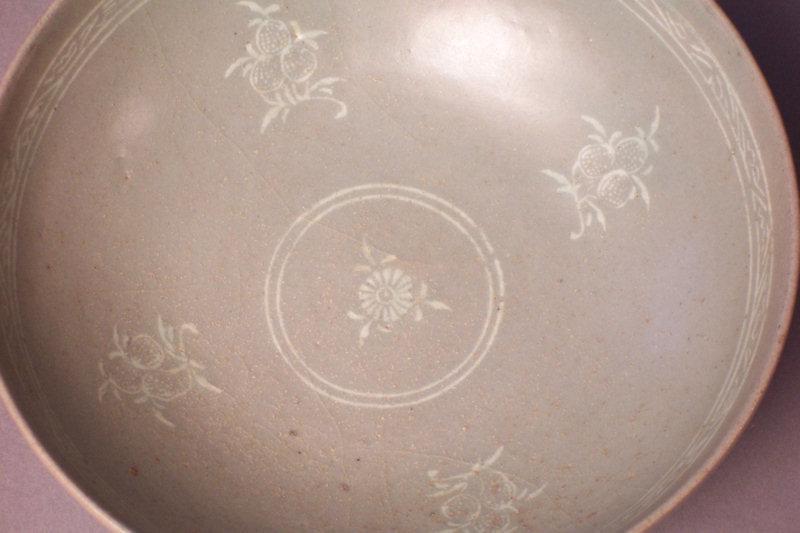 Korean Koryo dynasty slip inlaid celadon bowl
