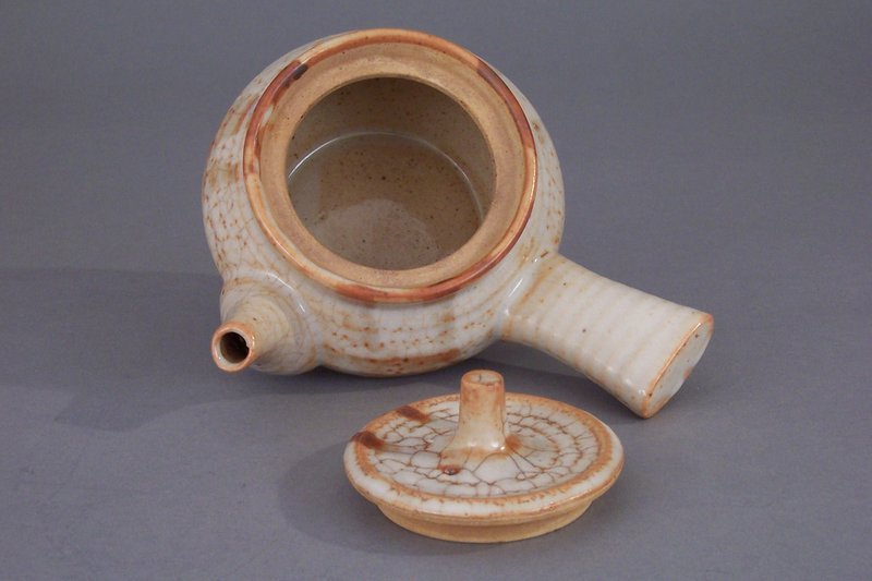 Attractive Shino Kyusu Teapot, Incised Artist Signature