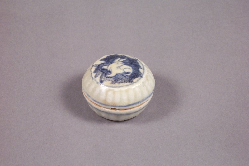 Small Chinese Blue and White Seal Paste or Cosmetic Box