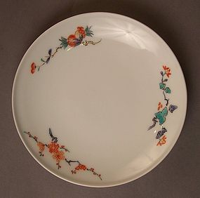 Signed later generation Kakiemon saucer dish, 20th C.