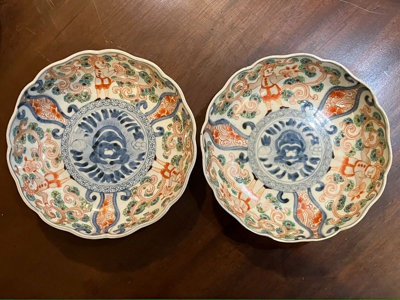 Small Pair Japanese Imari Porcelain Bowls - Namban Figures Decoration