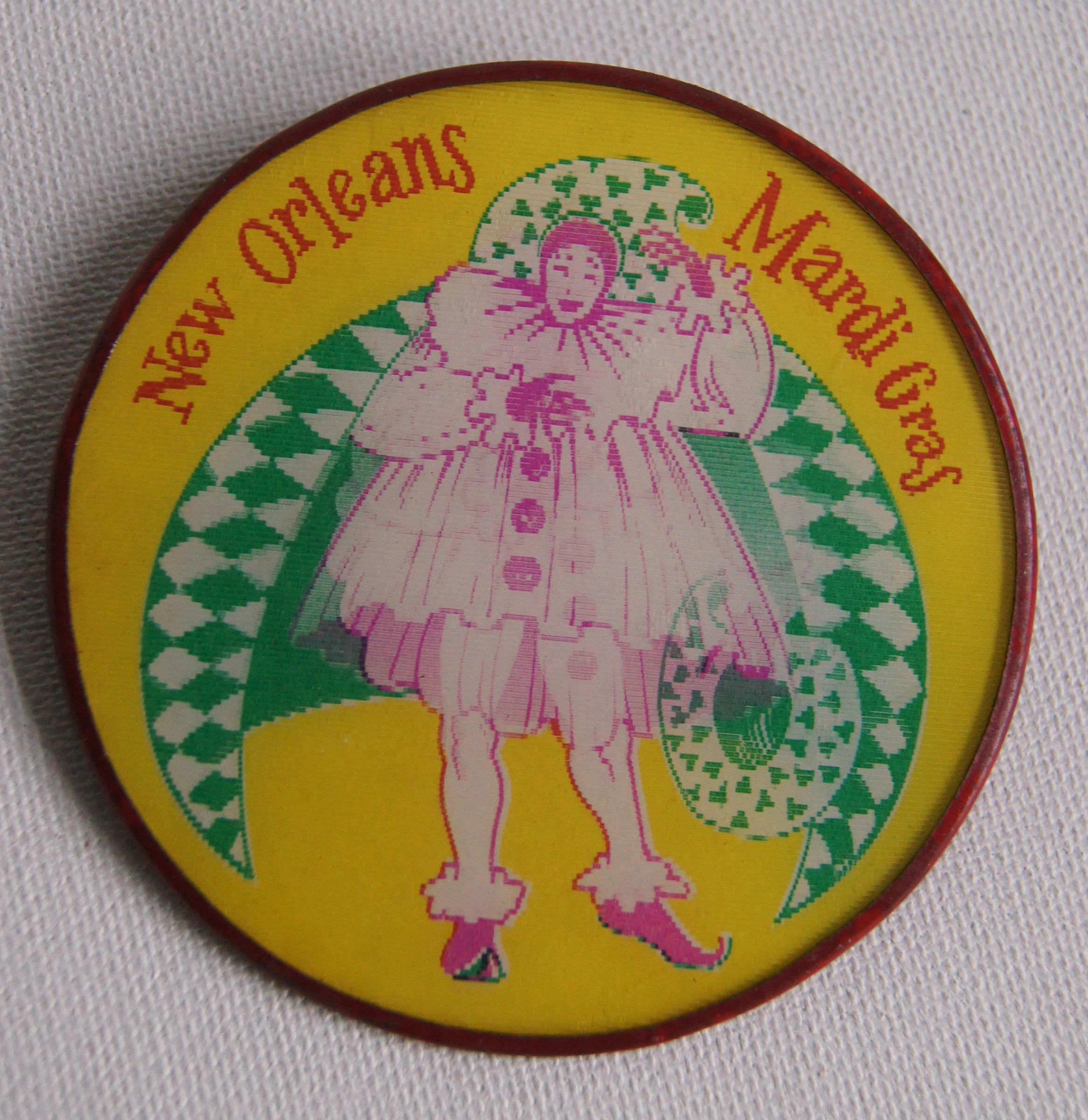 VINTAGE 1957 MARDI GRAS New Orleans Clown Jester Hologram Pin Back