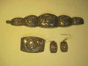 A Set Of Chinese Old Silver Bracelet Earrings Brooch MK