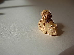 A beautiful old miniature Japanese ivory netsuke