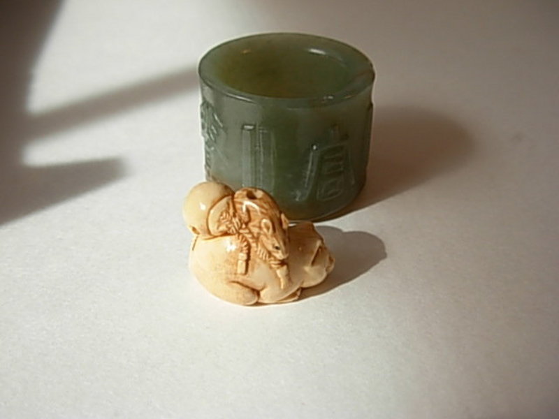 A beautiful old miniature Japanese ivory netsuke