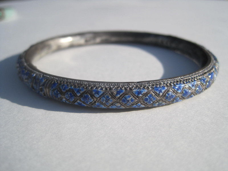A Beautiful Early 20th C. Chinese Enamel Silver Bangle
