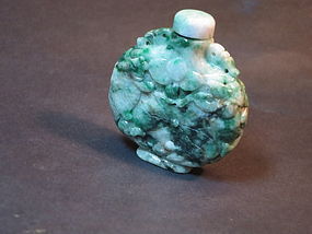 Carved Chinese green jade snuff bottle