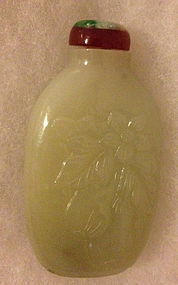 Chinese carved white jade snuff bottle with jadeite top