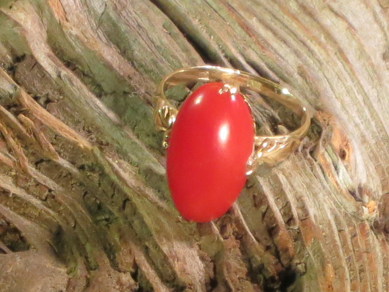 Beautiful vintage oval coral 14k Gold Ring