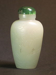 Antique Chinese white jade snuff bottle