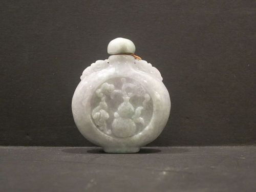 Carved jadeite snuff bottle