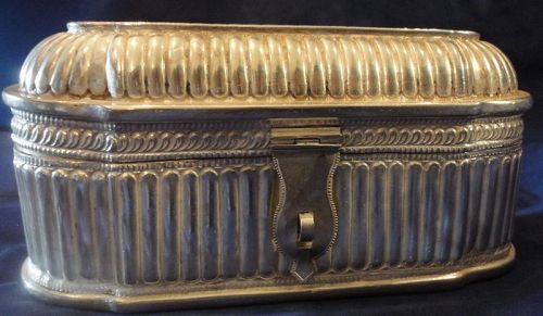 AN ELEGANT ANTIQUE STERLING SILVER JEWELRY CASKET FROM INDIA