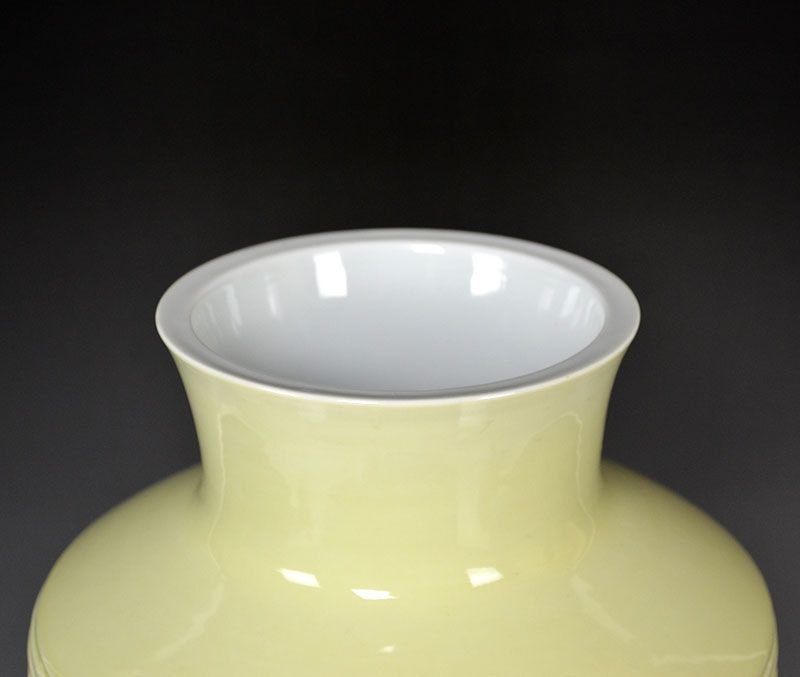 Exquisite Daimaru Hoppo (Hokuho) Yellow Porcelain Vase