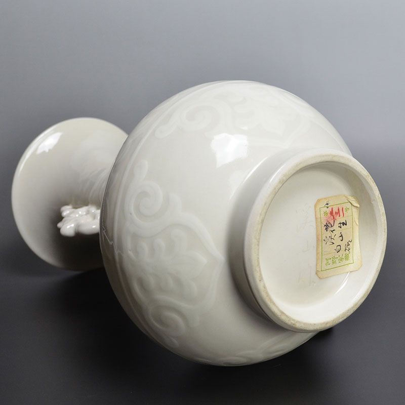 Kato Keizan I Ivory Glazed Porcelain Vase