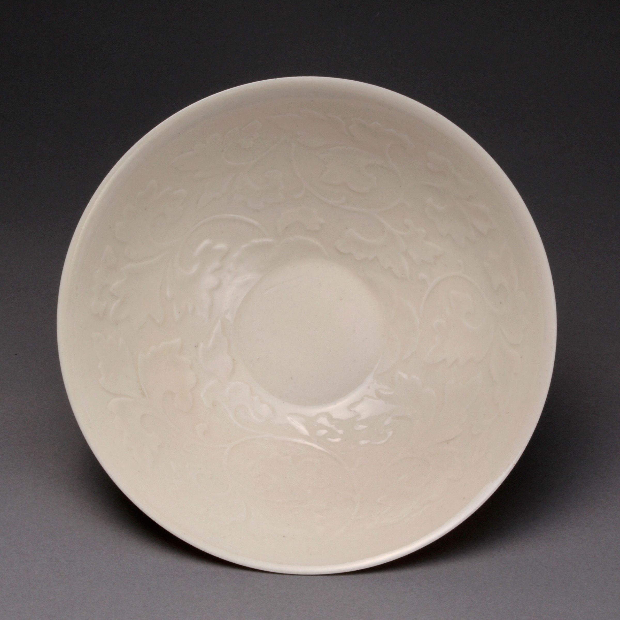Haunting Porcelain bowl by Suwa Sozan I