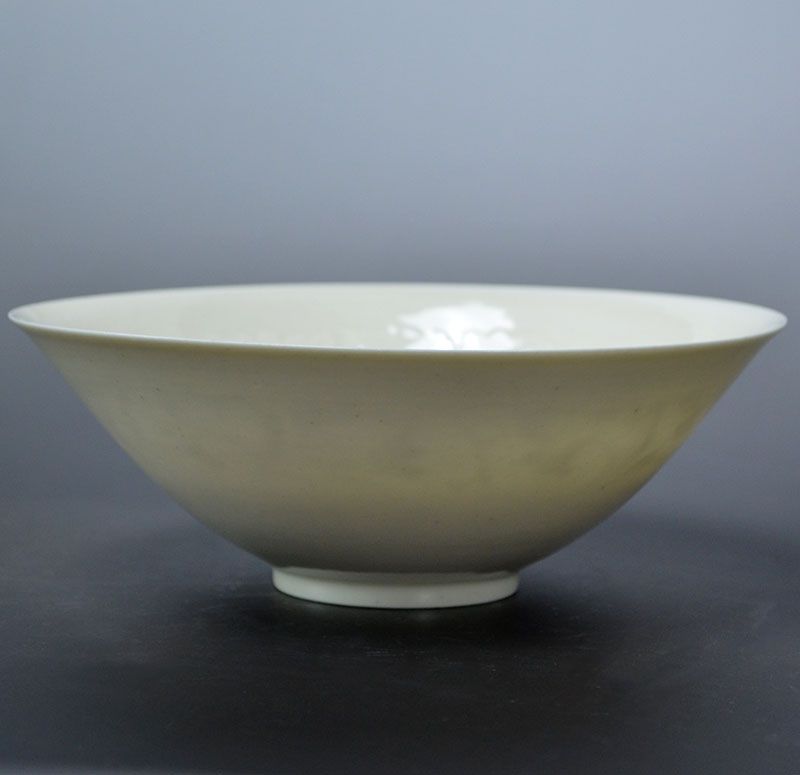 Haunting Porcelain bowl by Suwa Sozan I
