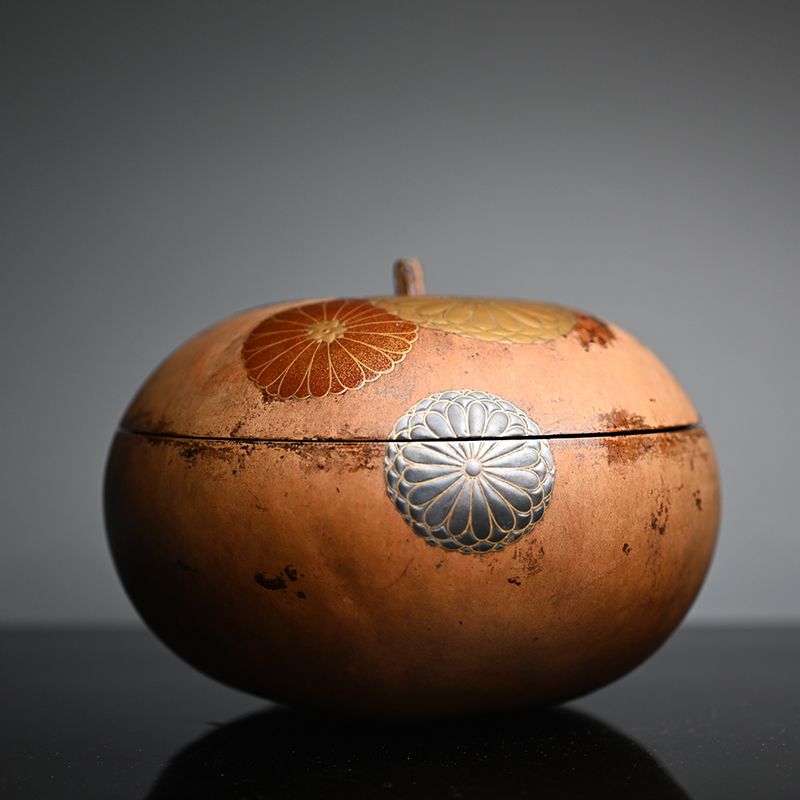 Gourd Covered Bowl with Maki-e designs of Chrysanthemum