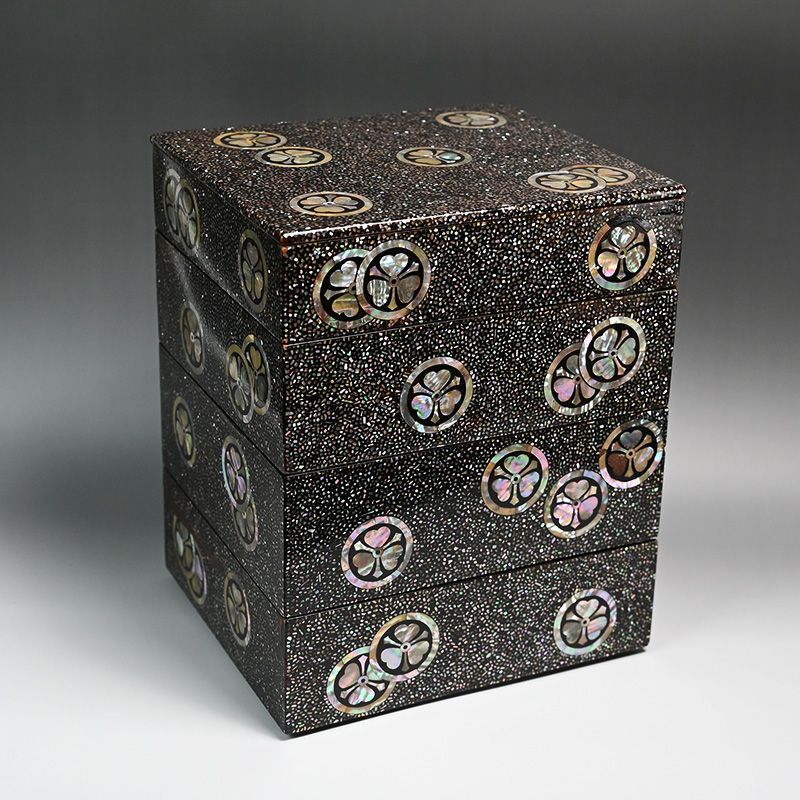 19th century Japanese Mon Chirashi Aogai Jubako Box
