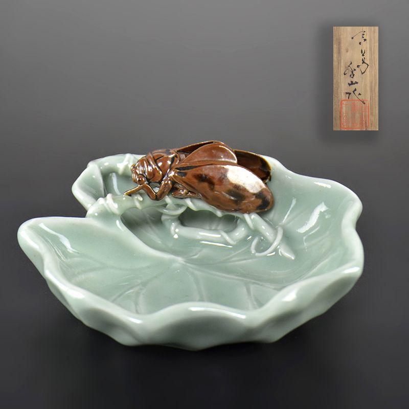 Unusual Porcelain Dish with Cicada by Miyagawa (Makuzu) Kozan