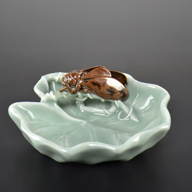 Unusual Porcelain Dish with Cicada by Miyagawa (Makuzu) Kozan