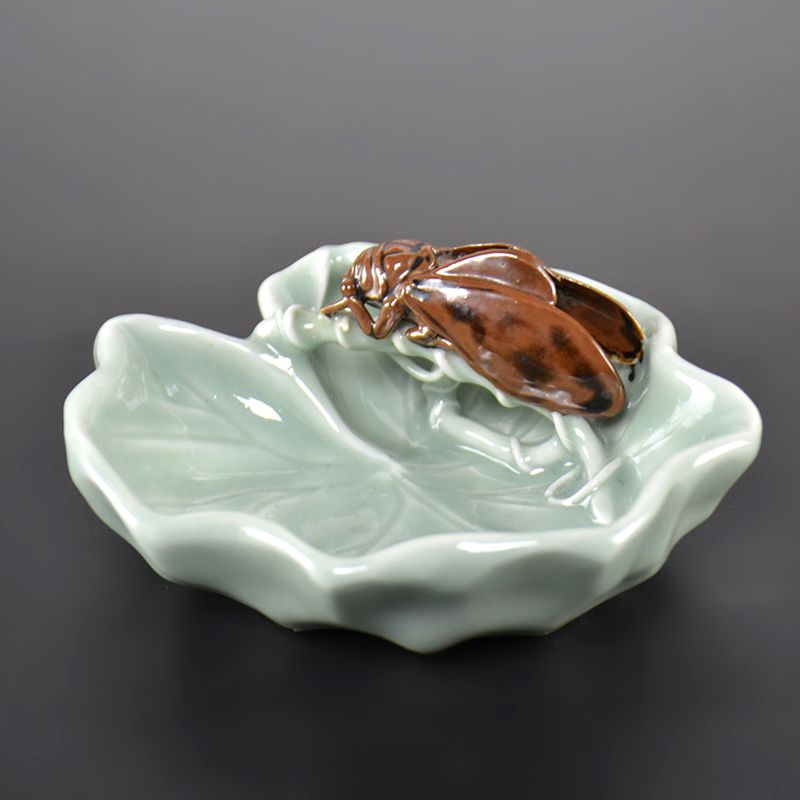 Unusual Porcelain Dish with Cicada by Miyagawa (Makuzu) Kozan