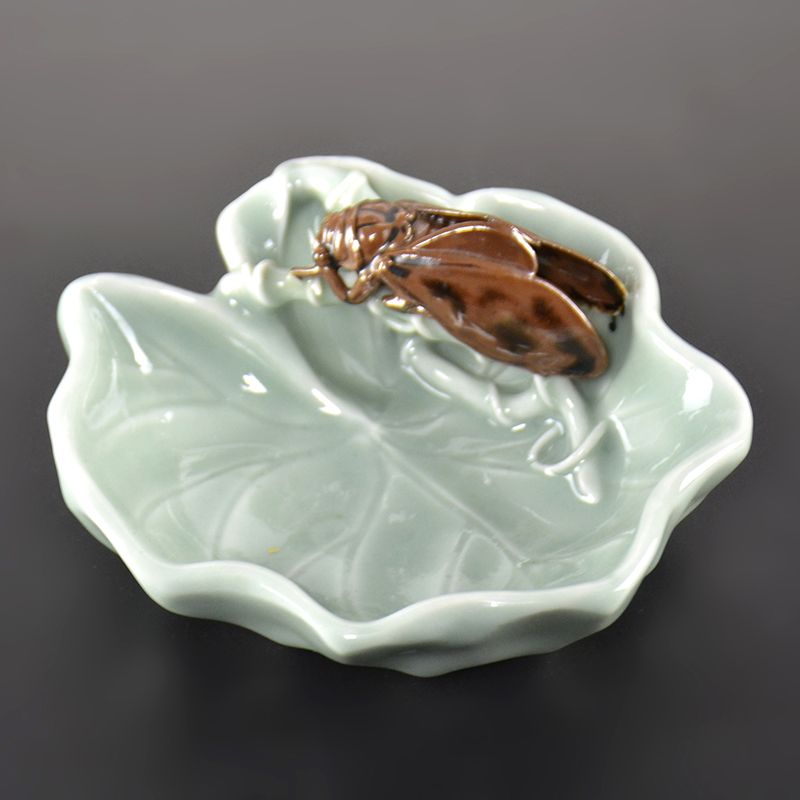 Unusual Porcelain Dish with Cicada by Miyagawa (Makuzu) Kozan